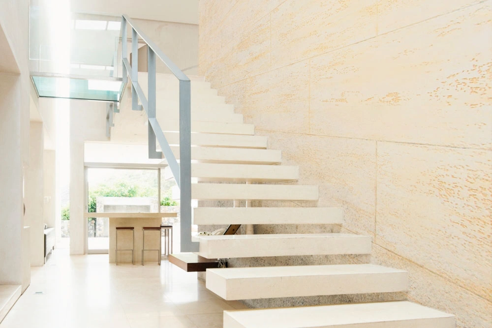 Light stone-like Travertino Romano wall in a staircase